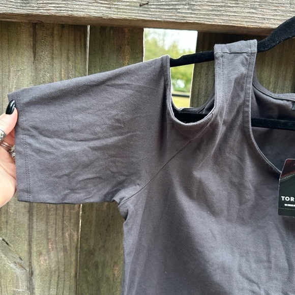 Torrid Solid Dark Charcoal Grey Cold Shoulder Simple Basics Tee NWT Size 1X - Picture 4 of 7
